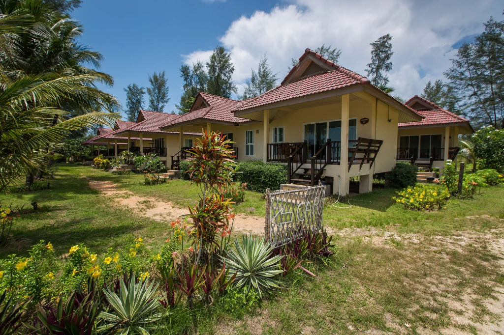 Pranee Beach Bungalows