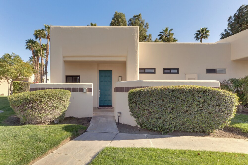 Desert Oasis Close to Palm Springs Attractions!