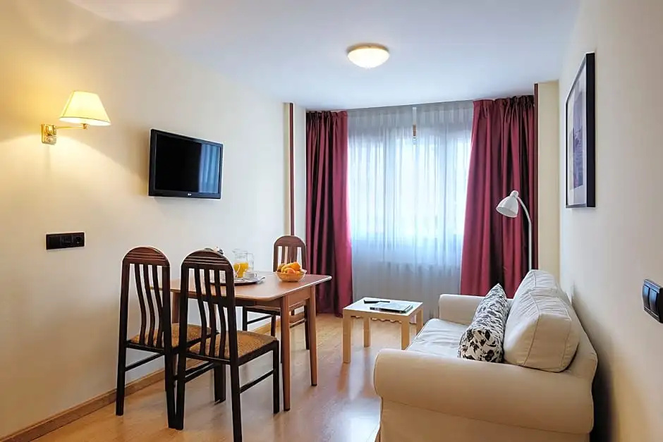 Palacio Arias and Hotel y Apartamentos Arias - Chambres