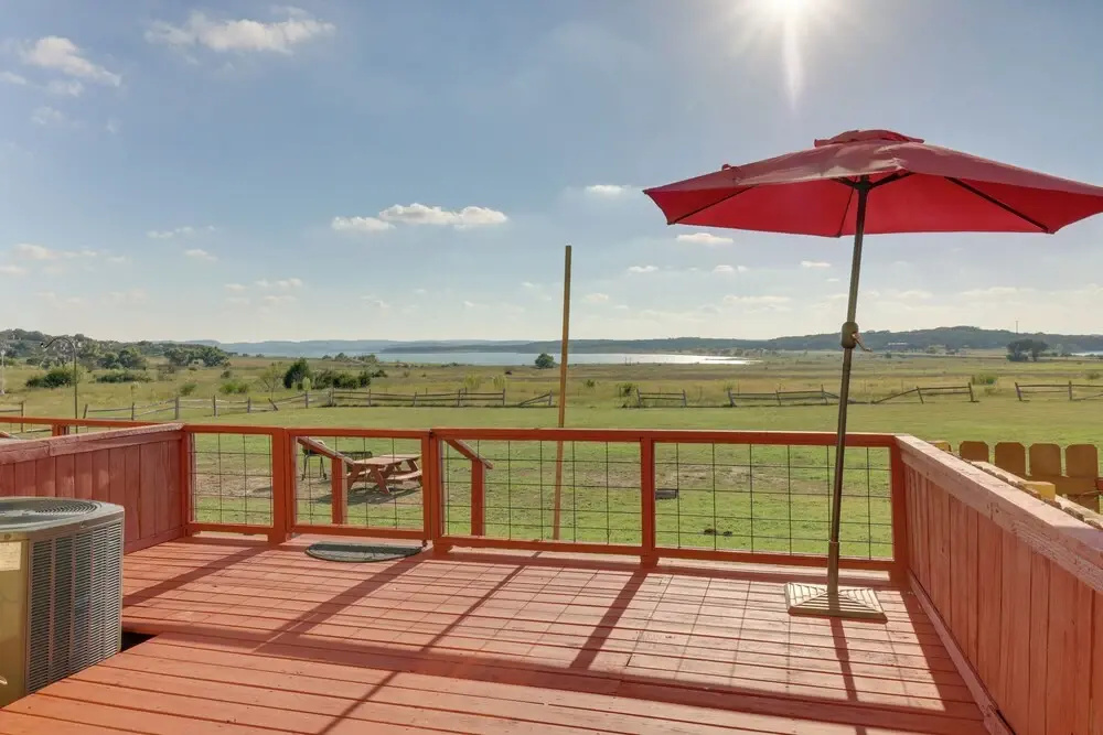 Walk to Canyon Lake! Townhome w/ Deck & Yard