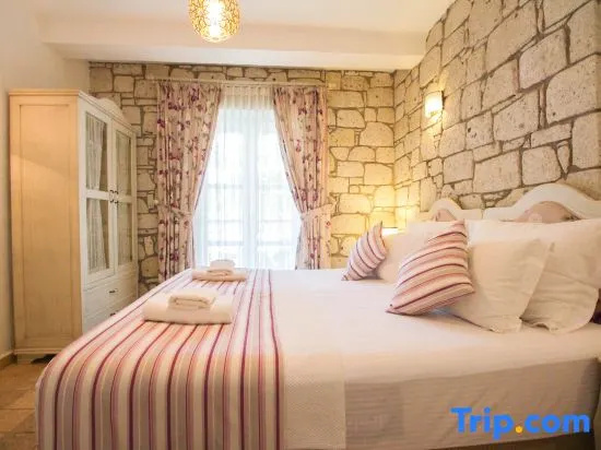 Standard Triple room with pool view