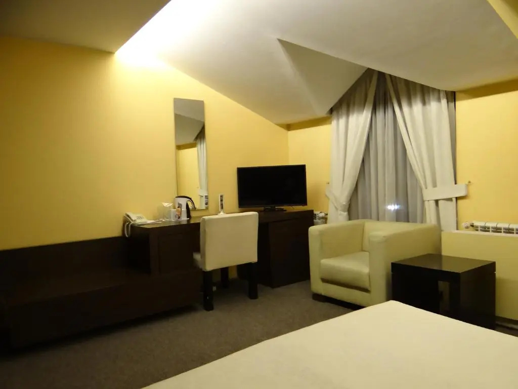 Deluxe Double room (full double bed)