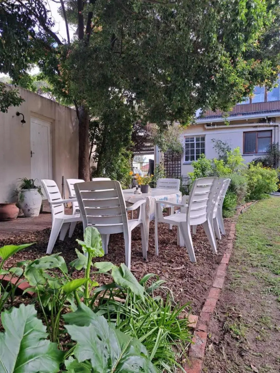 30 On Uitvlugt - Peaceful leafy garden flat with sunny lounge