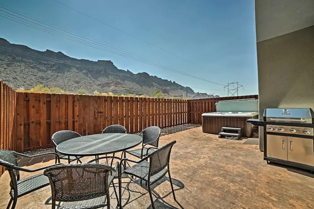 Moab Townhome w/ Hot Tub & Patio - Near Arches