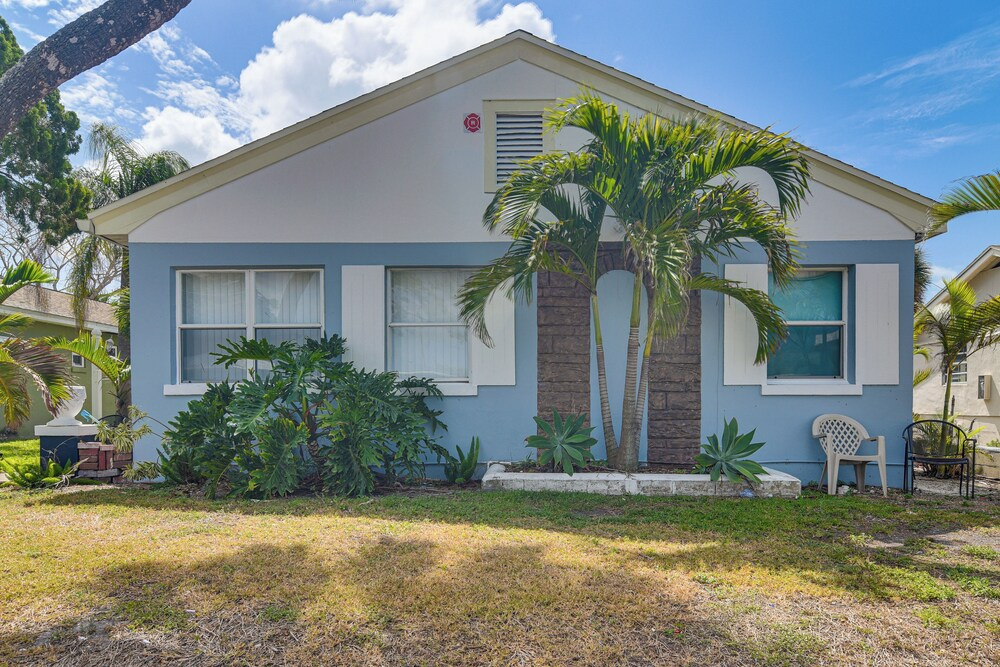Near Beach & Corey Ave! Walkable Snowbird Escape