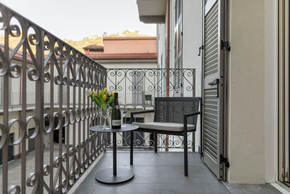 Deluxe Apartment with balcony and with courtyard view