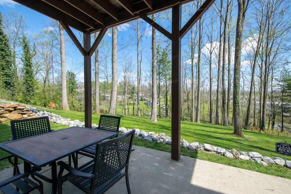 Lower Level Retreat w Free Tix Private Cozy