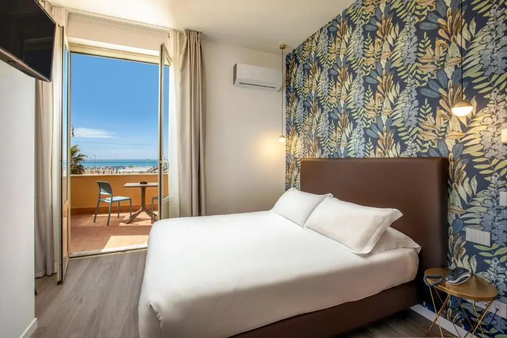 Double room with sea view (full double bed)
