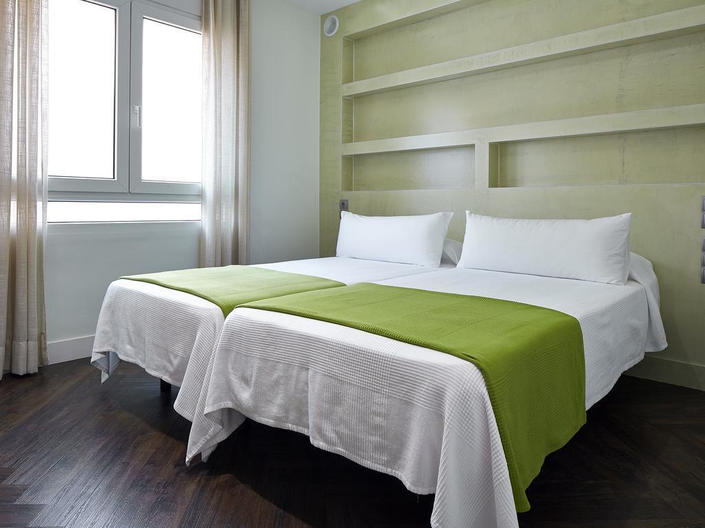 Apartaments Gaudint Barcelona Suites - 16