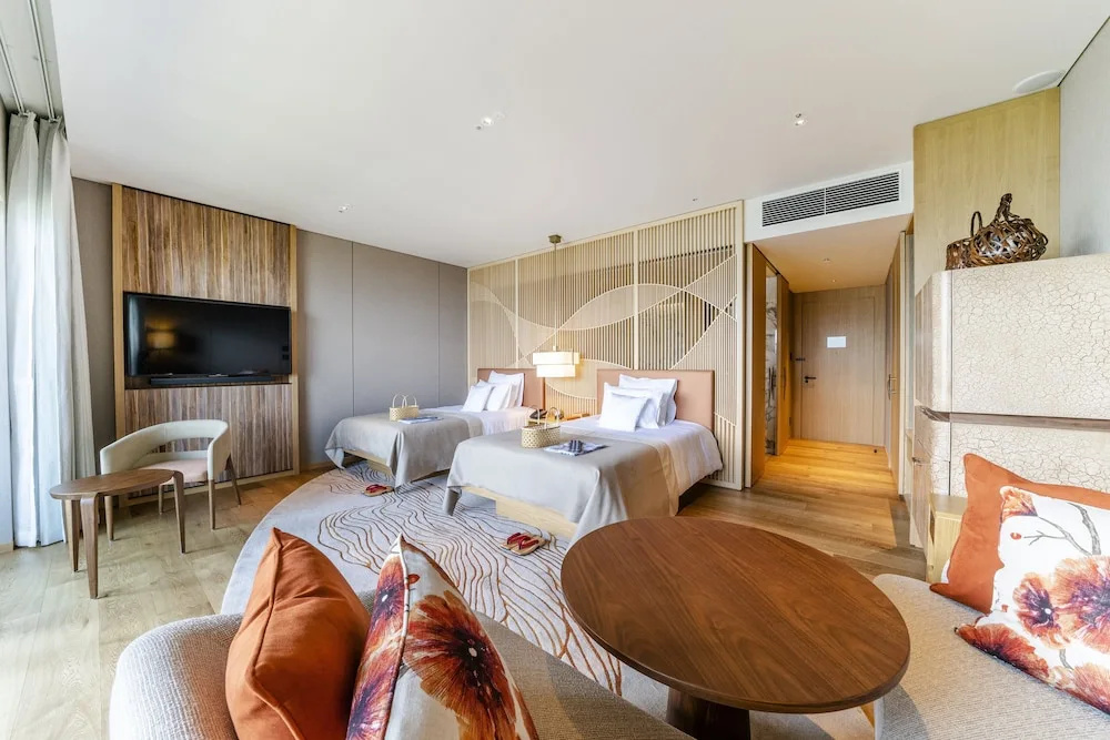 Classic Quadruple Club room with city view