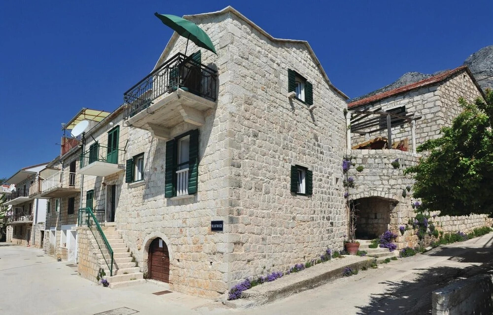 Beautiful Home in Brist With 2 Bedrooms and Wifi