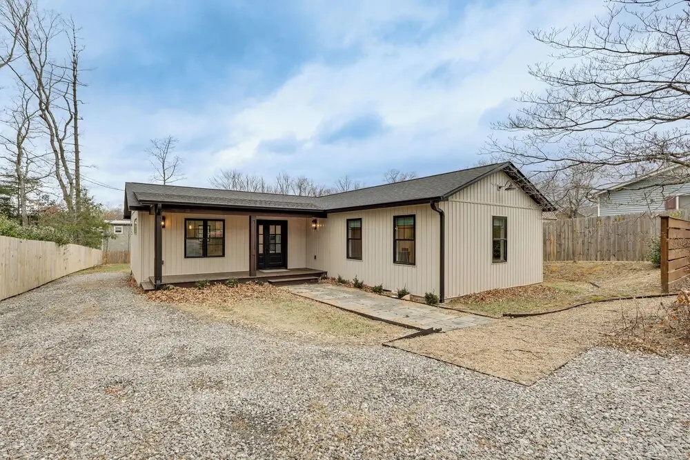 2 Mi to Lake Tomahawk Park! Quiet Escape w/ Deck