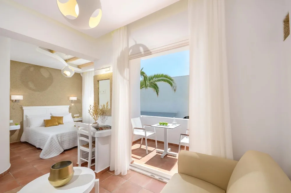 1 Bedroom Standard Family room with balcony