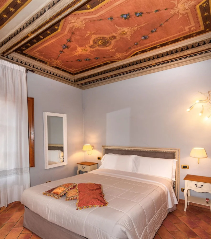Deluxe Double room with city view (full double bed)