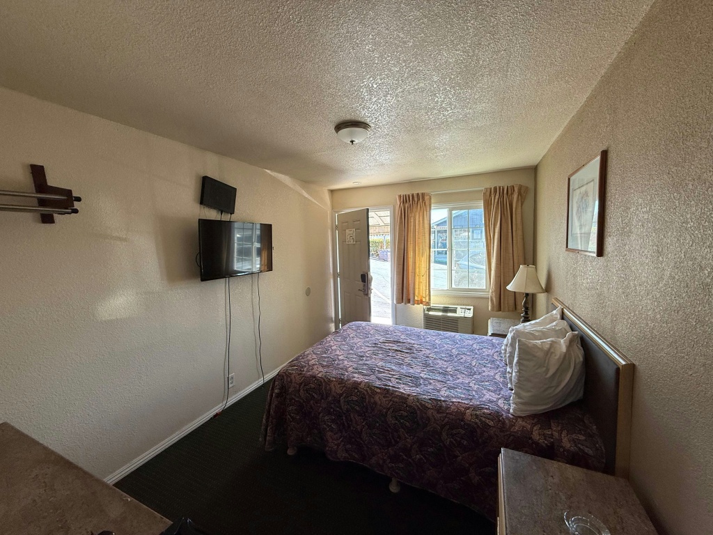 Discovery Inn Vallejo I 80 Near Napa CA — 4