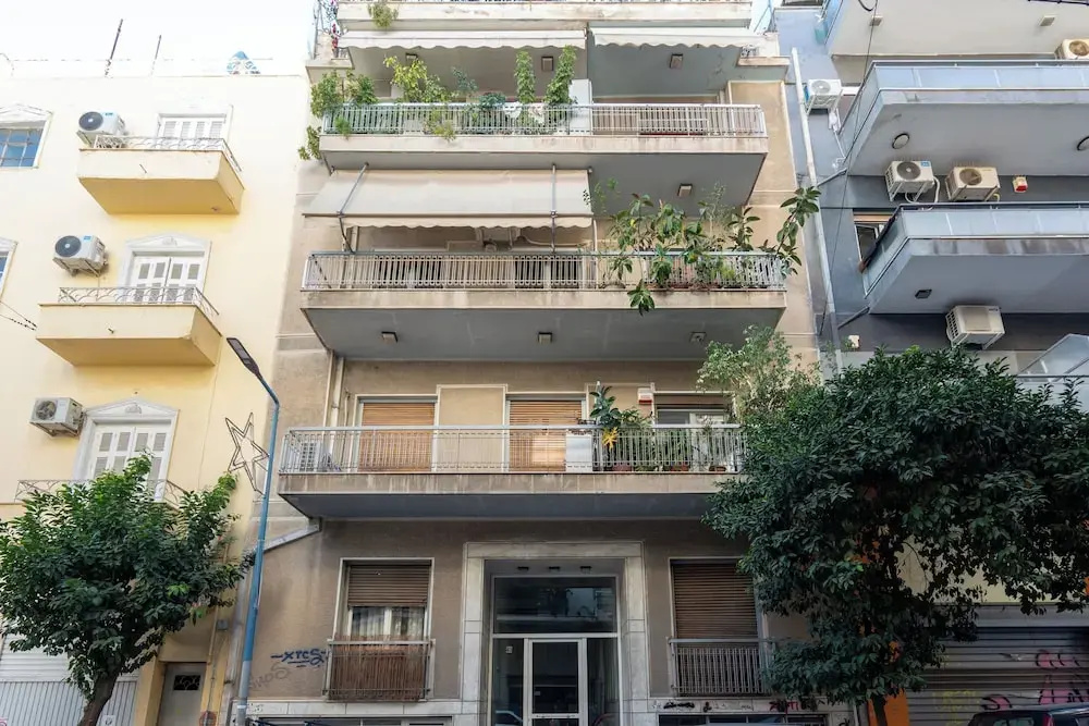 Cozy & Chic Stay Near Metro Station