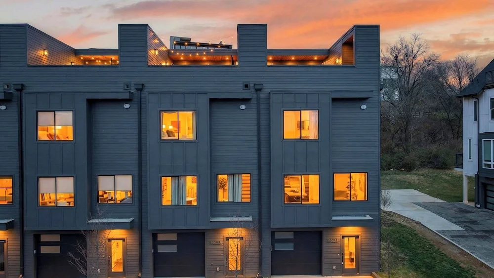 The Lodge & Girls Night Out by Avantstay Sleeps 24 2 Homes Hot Tub + Rooftop Lounge + Karaoke Near Downtown