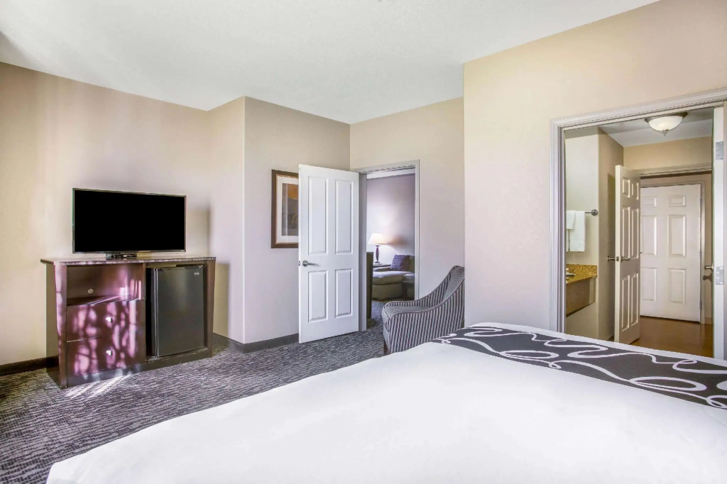 Deluxe Double Suite (full double bed)