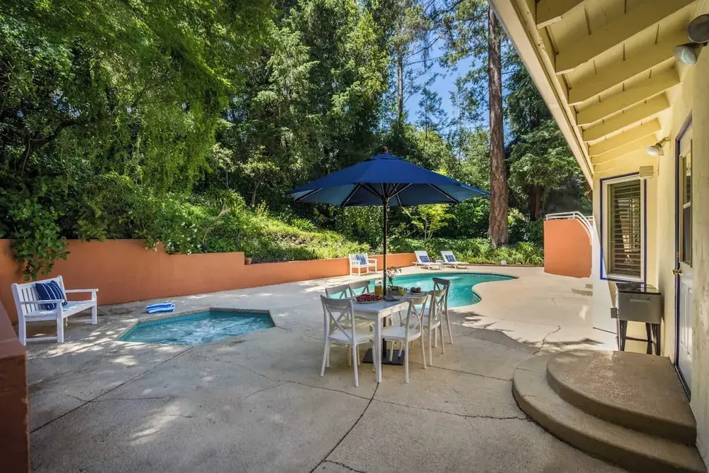 León by Avantstay Private Breathtaking Character Cottage w/ Pool & Hot Tub