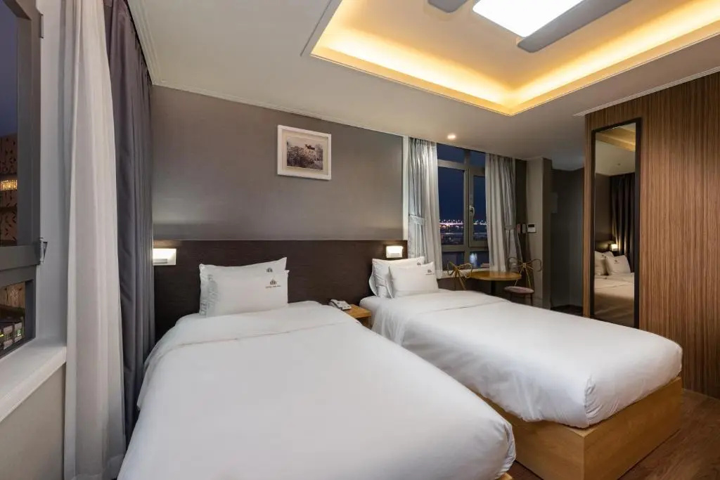 Standard Double room with harbour view (twin beds)