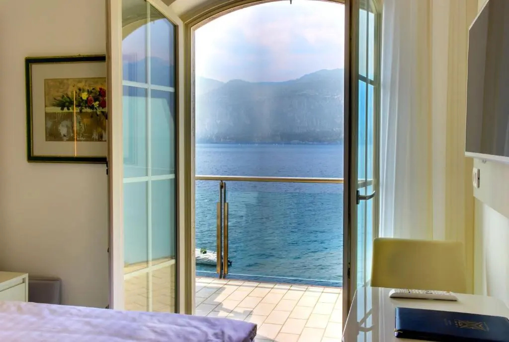 Standard Double room with lake view (full double bed)