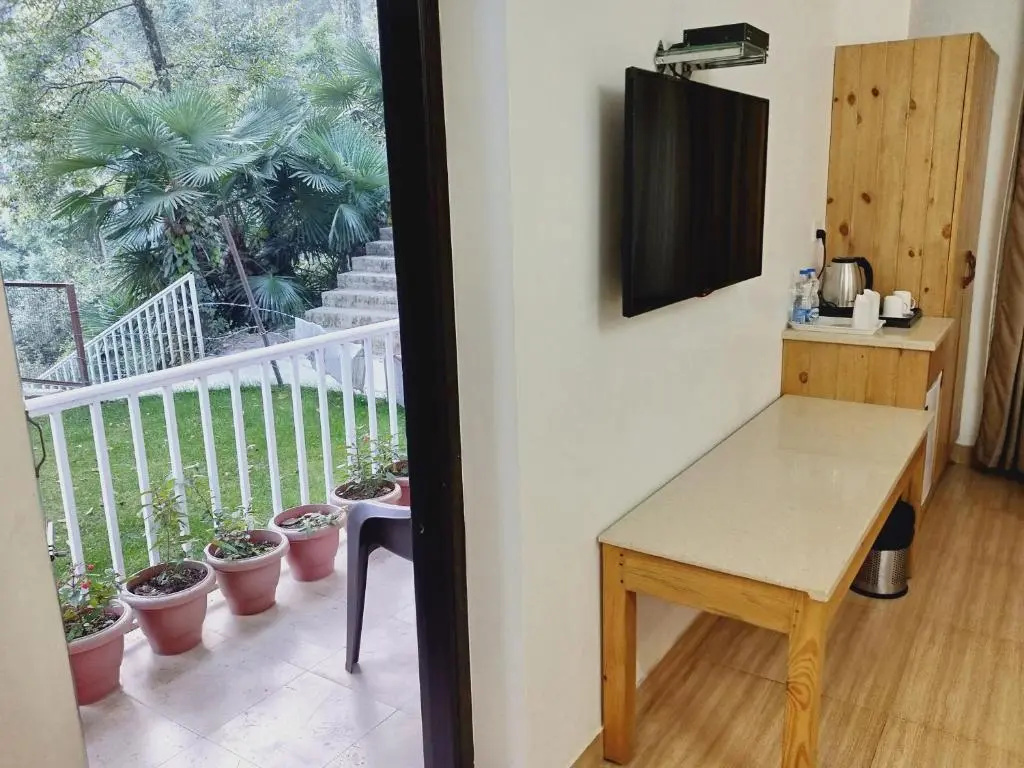 Deluxe Double room with balcony (full double bed)