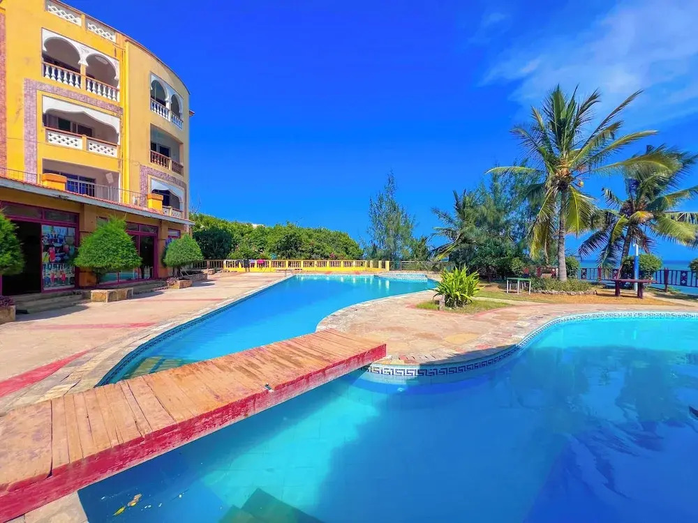 Sea Breeze Beachfront Apartments - фото 39