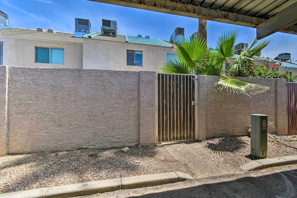 Scottsdale Townhome w/ Pool Access, Near Old Town!