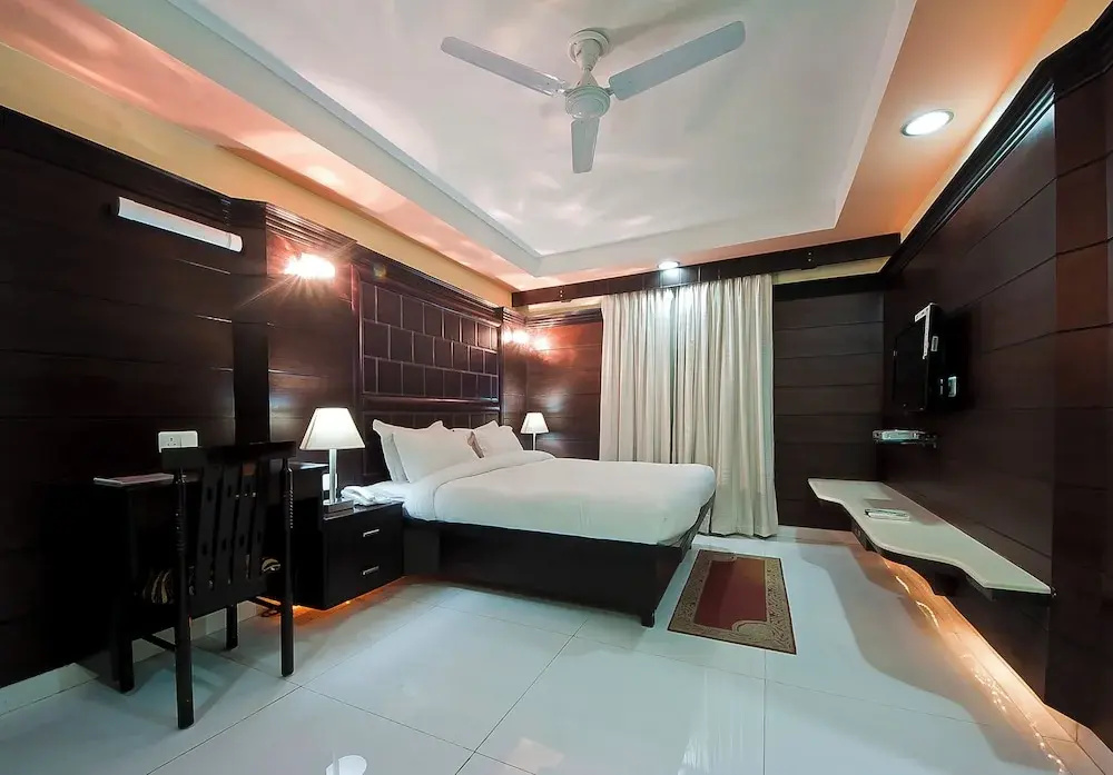 Deluxe Double room (full double bed)