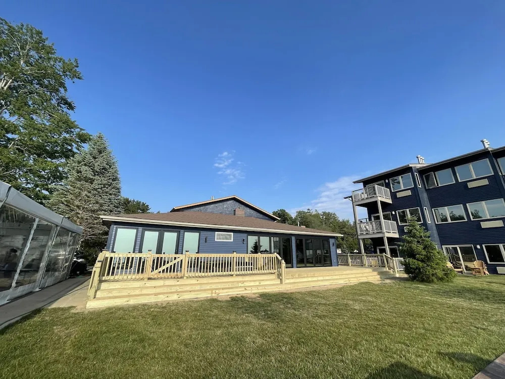 Lake Bluff Inn and Suites