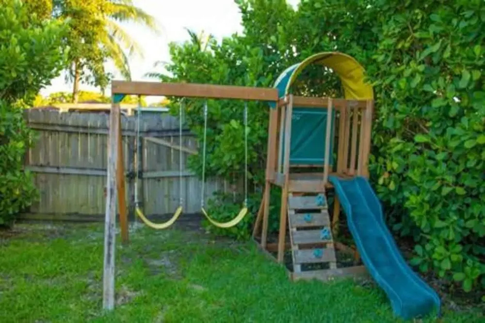 Ocean Breeze Bungalow 4BR 2BA W Pool