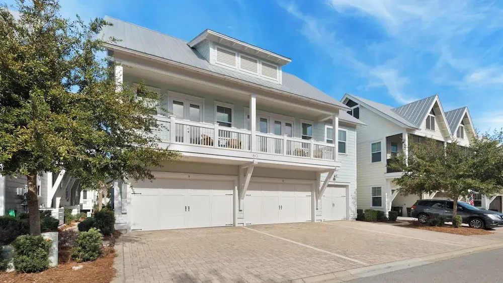 Modern Comfort + Resort Style Pool: Perfect Prominence Location for 10