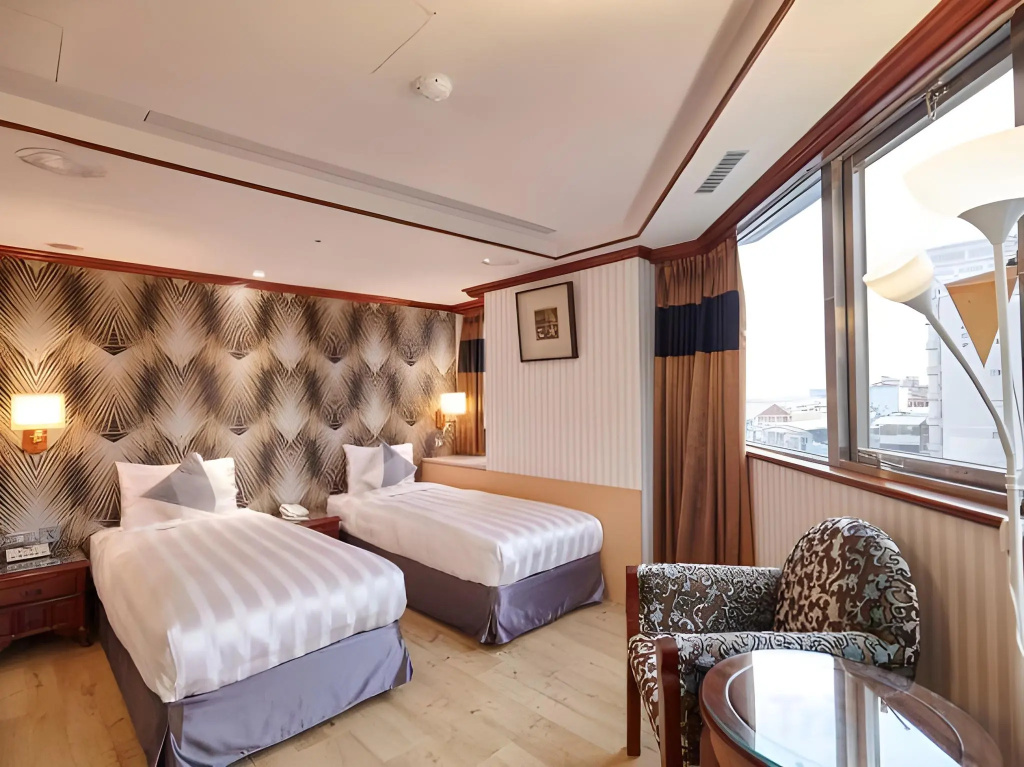 Silken Hotel — 4