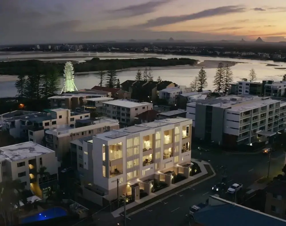 Luxury 5-floor Unit With Ocean Views Near Beach