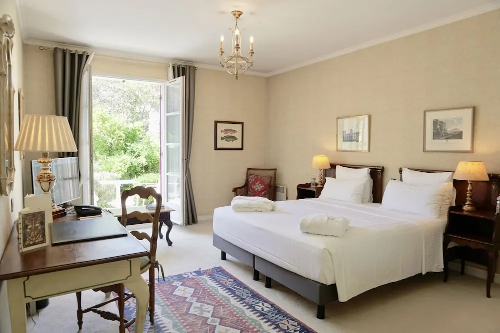 Classic room with balcony and with garden view