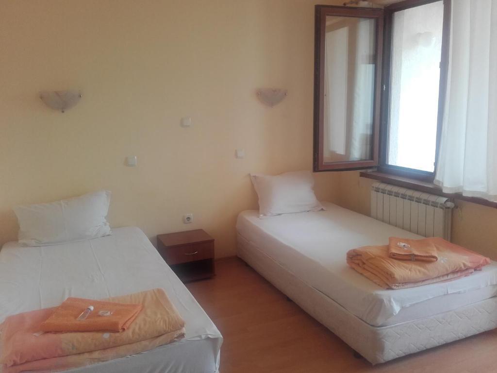 標準雙人房，設有露台及雙人床