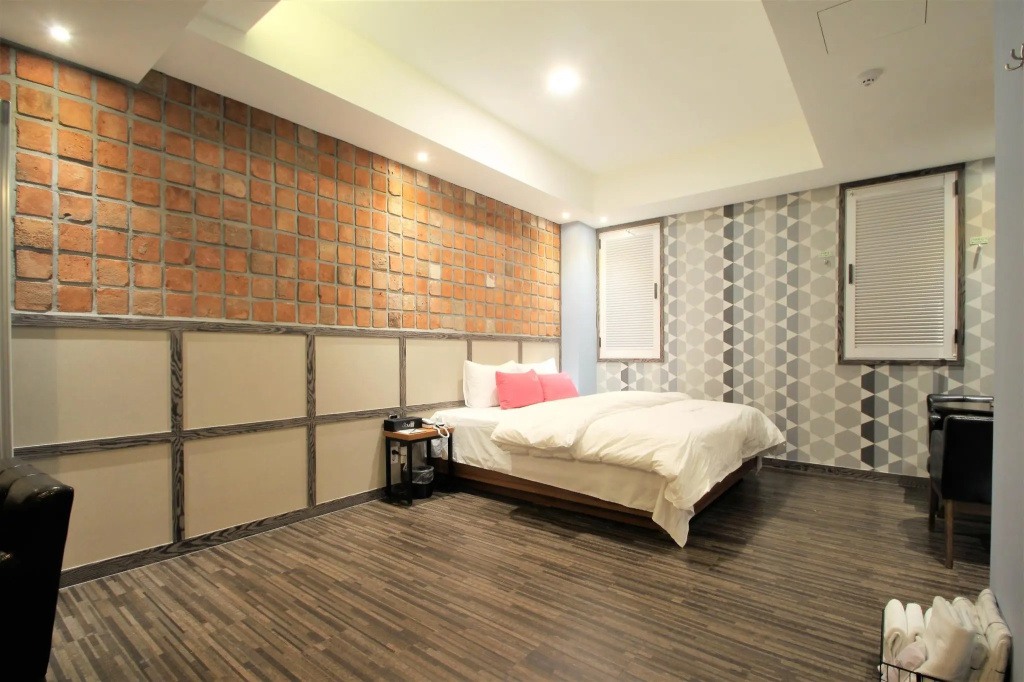 Deluxe Double room (full double bed)