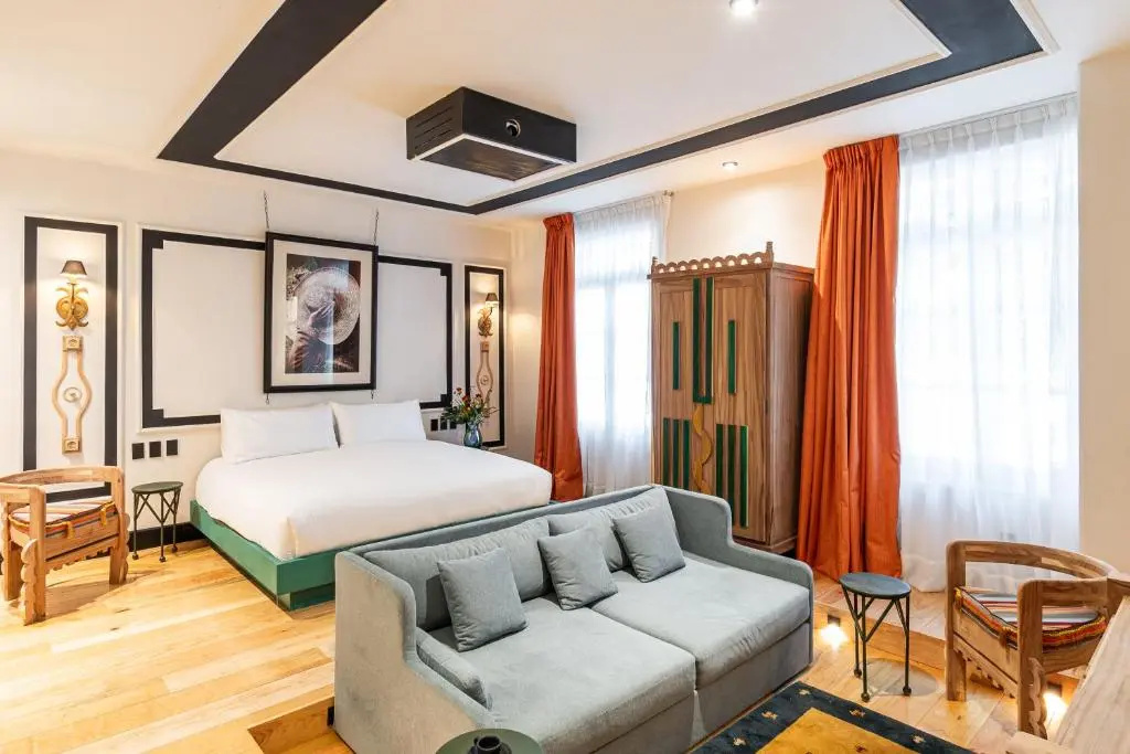 Suite with city view