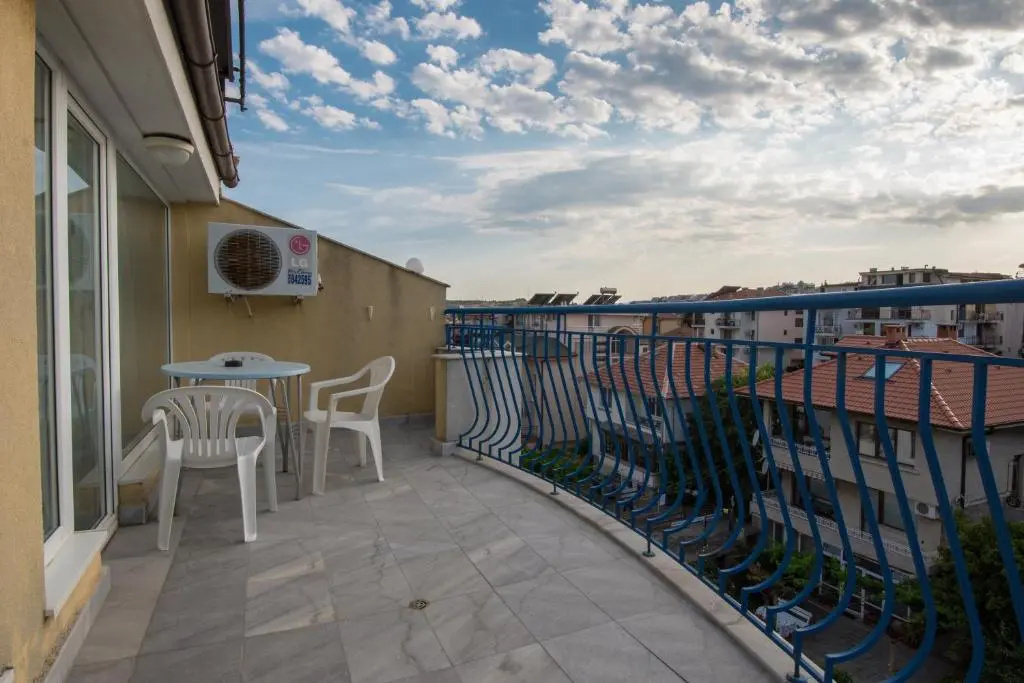 2 Bedrooms Apartment