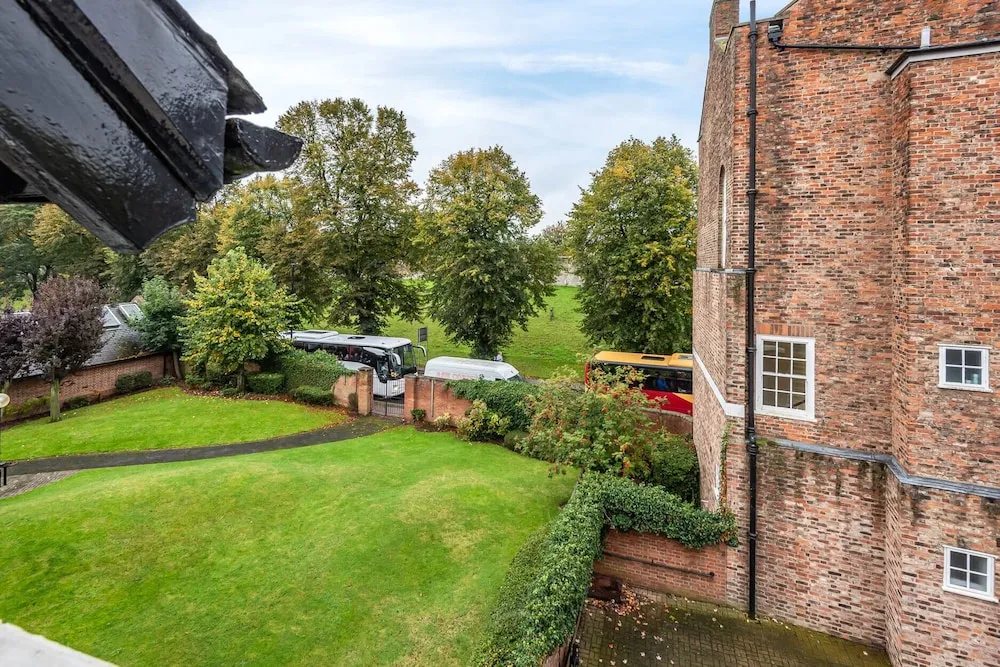 Host Stay Feversham House