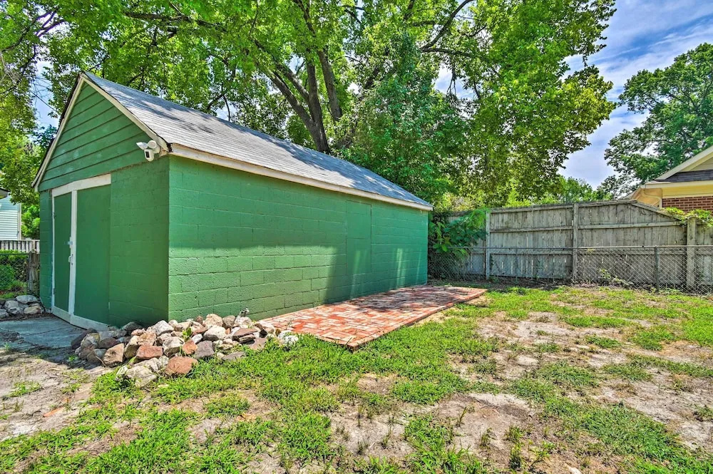 Fayetteville Apartment w/ Yard: Pets Welcome!
