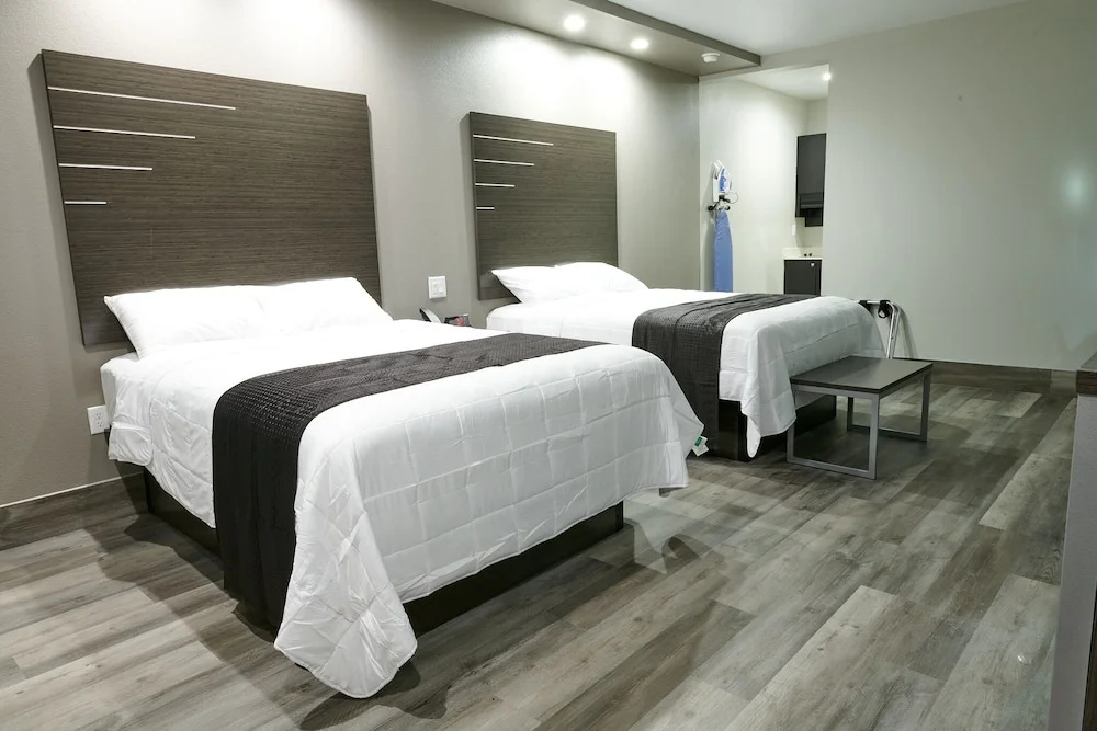 Deluxe Double room (full double bed)