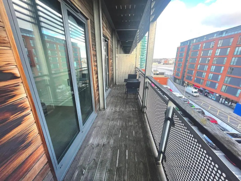 MAEVELA Apartments - Arcadian Versace Themed Apt ☆ Huge Balcony / FREE PARKING → FREE NETFLIX -2 min walk from Birmingham Hippodrome Theatre, Arcadian, China Town, Sidewalk Club, Gay Village, 5 mins from New Street Train Station - Birmingham Grand Central