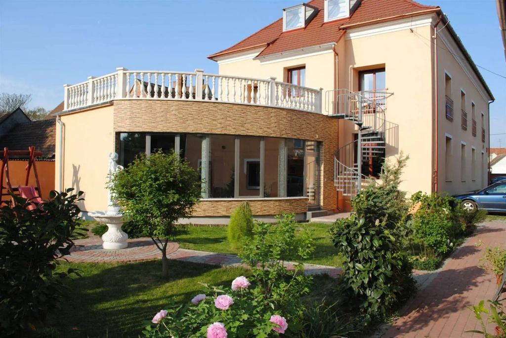 Viktória Hotel