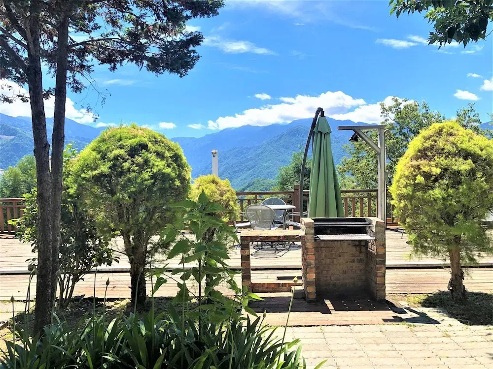 Standard Quadruple Family room with mountain view