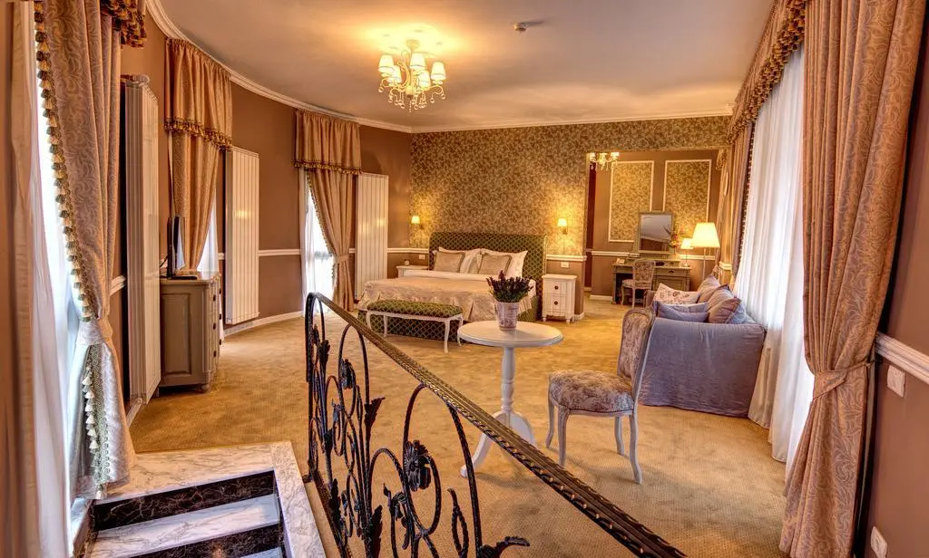 豪華雙人套房，設有陽台及市景，配有雙人床。