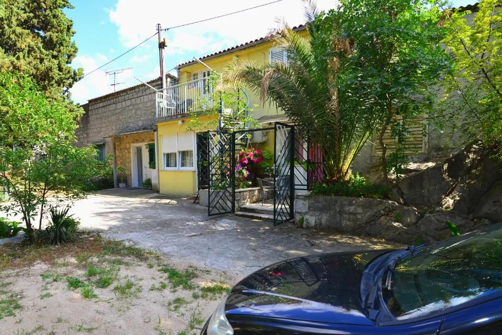 Studio with garden view