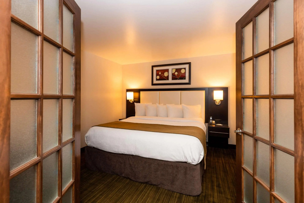 Quality Inn & Suites - фото 36