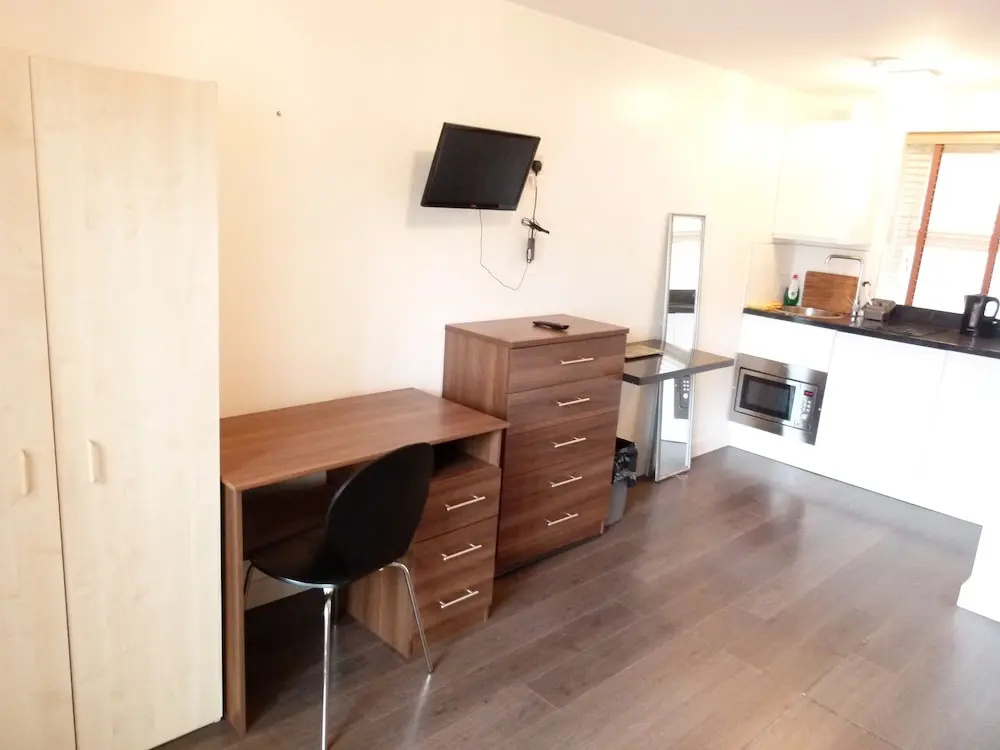 SS Property Hub - City of London Studio Apartment 9