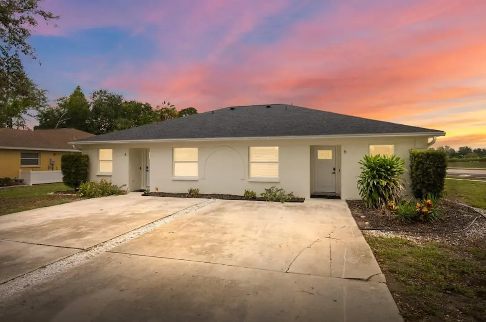 Charming Florida Beach Home w King Bed Patio